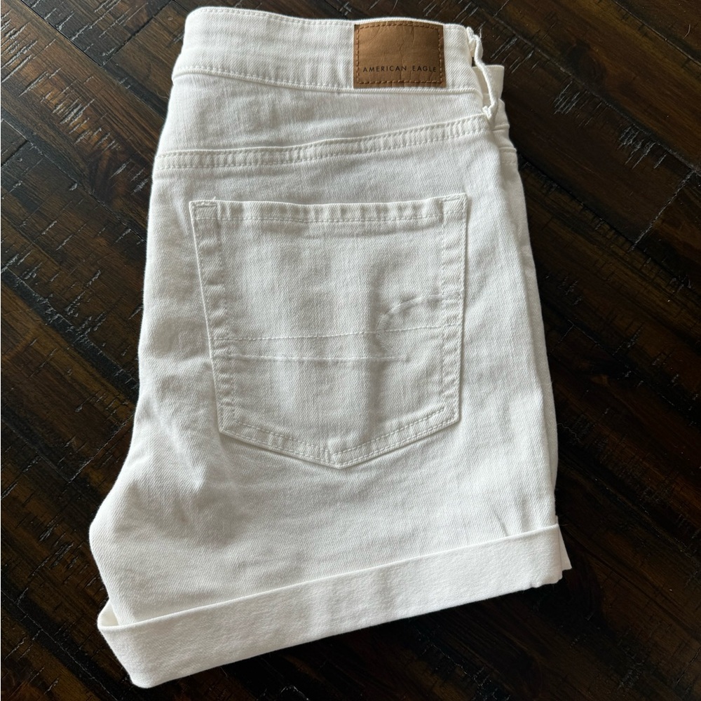 NWT American Eagle mid rise white shorts size 6